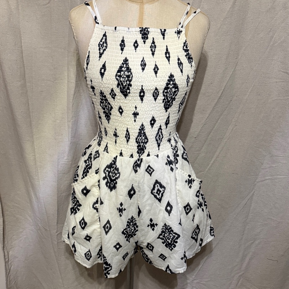 American Eagle Outfitters Monochrome Patterned Romper - Picture 1 of 8